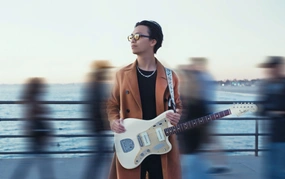 Con trai trưởng ban nhạc Bức Tường mắt EP đầu tay “Spring”