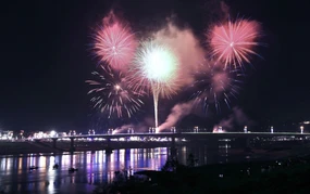 Mãn nhãn những màn pháo hoa mừng năm mới Bính Ngọ ở Phú Thọ và Đà Nẵng