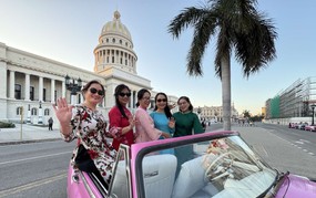 Áo dài Việt Nam khoe sắc bên xe cổ ở La Habana đón Tết