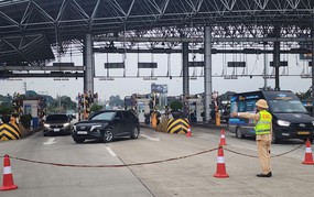 Hỗ trợ phân luồng, điều tiết giao thông để đảm bảo an toàn cho người dân