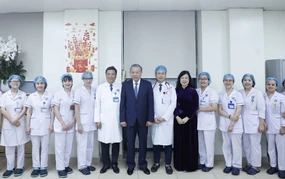 Tổng Bí thư Tô Lâm thăm, chúc mừng cán bộ, Bác sỹ, nhân viên y tế Bệnh viện Hữu nghị.