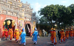 Tết cung đình, sông nước và mây ngàn