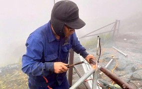 Quảng Ninh: Kịp thời gia cố lan can các khu vực nguy hiểm trên chùa Đồng - Yên Tử