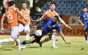 Kết quả bóng đá V-League: Siêu phẩm sút xa khiến HAGL chia điểm; Xuân Son góp công giúp đội nhà chiến thắng