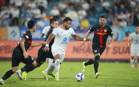 Xuân Son, Hoàng Đức khiến HLV Kim Sang Sik thở phào