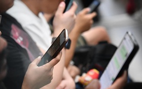 Ngày Quốc tế Hạnh phúc 2026: Mạng xã hội ảnh hưởng tiêu cực đến mức độ hài lòng về cuộc sống