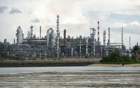 Giá dầu biến động mạnh sau các thông tin mới Trung Đông