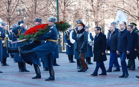 Thủ tướng đặt hoa tại Đài tưởng niệm Liệt sĩ vô danh Liên bang Nga ở thủ đô Moscow