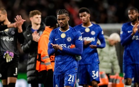 Hình ảnh bóng đá Anh đang bị thử thách