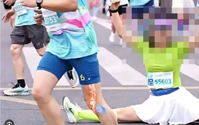 MXH Trung Quốc phẫn nộ với nữ runner xoạc chân tạo dáng tập yoga trên đường chạy marathon
