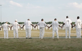 Oscar 2026: Phim tài liệu xoáy sâu những "vết cắt" nhức nhối của nước Mỹ