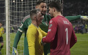 Thủ môn tuyển Ý bị chỉ trích vì hành động 'chơi xấu' trong loạt luân lưu với Bosnia
