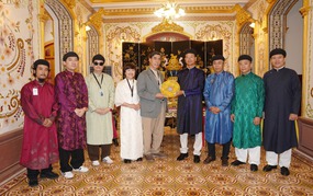 Đoàn phim 'Hoàng hậu cuối cùng' trao tặng bộ sưu tập gốm Bát Tràng độc bản cho Cố đô Huế,