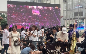 Lần đầu bố trí màn hình LED ngoài trời, fanzone Giải Cống hiến 2026 hút khán giả từ sớm