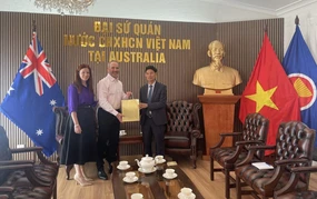 Con trai cựu binh Australia trao lại cuốn nhật ký của liệt sĩ QĐND Việt Nam