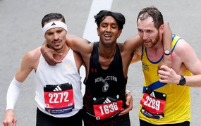 Khoảnh khắc lay động tại Boston Marathon: Hai VĐV hy sinh thành tích để dìu đối thủ về đích