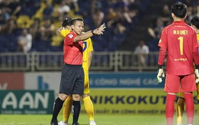 Tin nóng bóng đá Việt hôm nay 24/4: Trọng tài ngoại xuất hiện tại vòng 20 V-League; U17 Malaysia quyết thắng U17 Việt Nam.