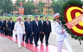 Kỷ niệm 136 năm Ngày sinh Chủ tịch Hồ Chí Minh: Lãnh đạo Đảng, Nhà nước vào Lăng viếng Bác