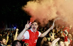 Không chỉ có ở Việt Nam, CĐV Arsenal cũng đổ ra đường "đi bão" khi đội nhà vô địch