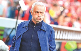 Real Madrid: Mourinho chẳng ngại trị Vinicius, Mbappe thẳng tay