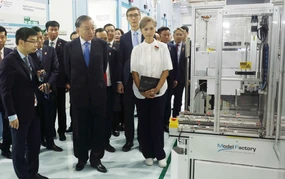Tổng Bí thư, Chủ tịch nước thăm nhà máy mẫu với công nghệ tiên tiến của Singapore