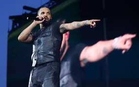 Drake thay đổi lịch sử khi chiếm trọn top 3 Billboard 200