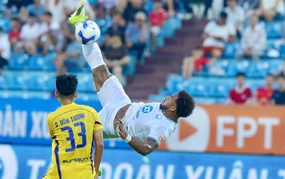 Xuân Son lập 'siêu phẩm' móc bóng ở vòng áp chót V-League