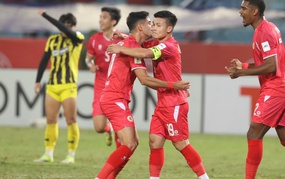 Quang Hải thăng hoa, HLV Kim Sang Sik mừng