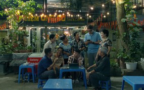 “Dưới ô cửa sáng đèn”: Chuyện đời ở khu tập thể giữa lòng đô thị hiện đại