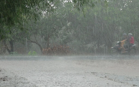 Mưa dông ở Hà Nội và cục bộ mưa to ở vùng núi, cảnh báo thiên tai cấp 1