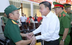 Thường trực Ban Bí thư Trần Cẩm Tú thăm, tặng quà tại Trung tâm điều dưỡng thương binh Nghệ An