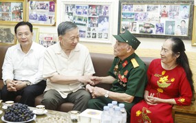 Tổng Bí thư, Chủ tịch nước đến thăm và tặng quà gia đình ông Trần Xuân Hán
