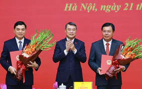 Thủ tướng trao quyết định về công tác cán bộ đối với Bộ Nội vụ và Bộ Dân tộc và Tôn giáo
