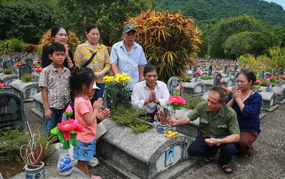 Thăm nghĩa trang liệt sĩ Quốc tế Đồng Tâm, nơi yên nghỉ của những Anh hùng liệt sĩ Việt - Lào