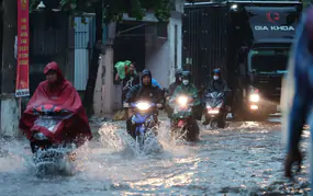 Ngập cục bộ nhiều tuyến phố sau cơn mưa lớn tại Hà Nội