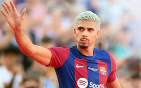Liverpool: Vì sao Iraola cần Araujo?