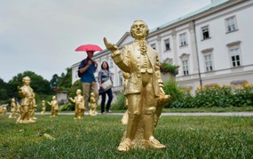 Hơn 200 tượng Mozart mạ vàng bị đánh cắp