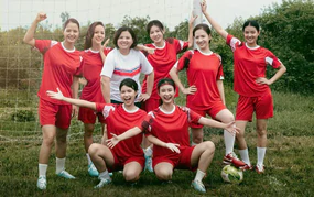 Các "chị đẹp" VFC lột xác thành cầu thủ trong 'Đội bóng nữ làng Xuân'