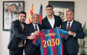 Rodri ra mắt Barca