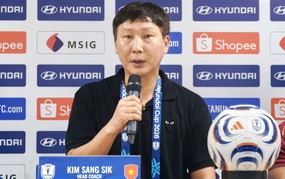 Tin nóng bóng đá Việt hôm nay 21/8: HLV Kim Sang Sik họp báo; CĐV Việt Nam tại Thái Lan mua hết vé chung kết lượt đi