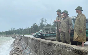 Bão số 4 tiếp tục đổi hướng trên vùng biển Quảng Ninh-Hải Phòng