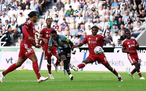 Liverpool thoát thua phút cuối trước Newcastle