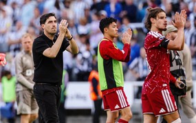 Liverpool hòa Newcastle 2-2: Mùa giải mới, vấn đề cũ
