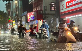 Hà Nội: Khuyến cáo người dân hạn chế đi vào khu vực ngập sâu