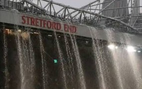 Nghịch lý ở MU: Chi hơn 150 triệu bảng mua sắm, nhưng mái sân Old Trafford thì vẫn dột