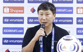 HLV Kim Sang Sik: 'Đình Bắc cần vươn khỏi tầm Đông Nam Á'