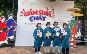Du khách hào hứng 'Nhận học bạ, làm Giám sinh' - trải nghiệm độc đáo tại Văn Miếu - Quốc Tử Giám