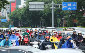 Giao thông Hà Nội ùn tắc nhiều nơi sau mưa lớn