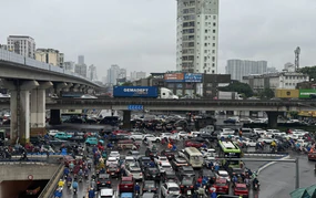 Hà Nội ùn tắc giao thông giờ cao điểm buổi sáng