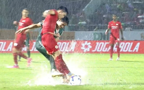 Cựu trung vệ U23 Việt Nam bị lên án sau pha xấu chơi với Đình Bắc